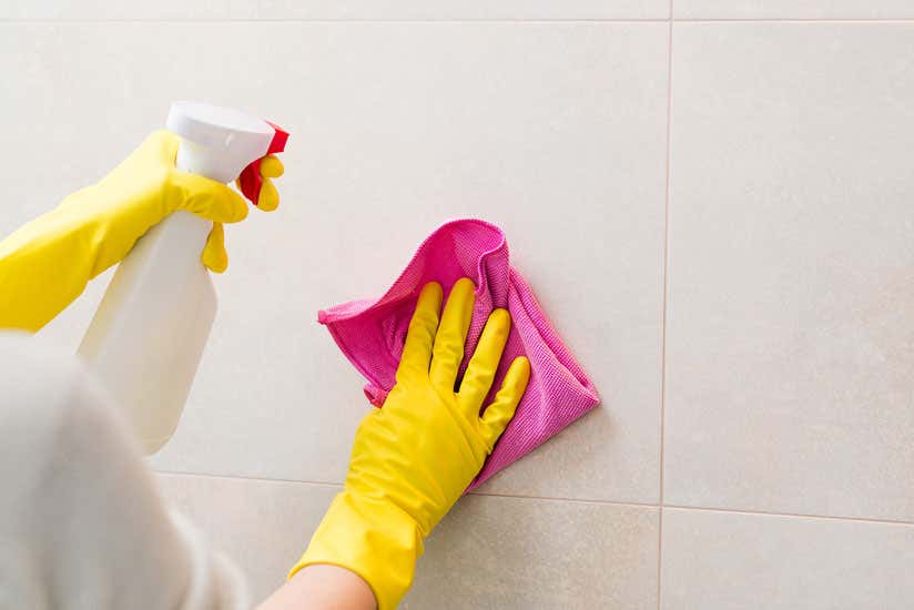 Nettoyage des carreaux de sauna