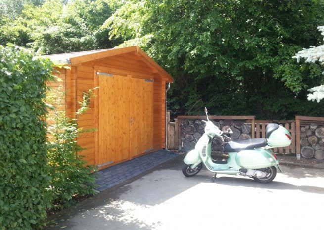 Photo du client: Garage en bois Alpholz B-44 ISO - porte en bois à 2 vantaux - 1 place